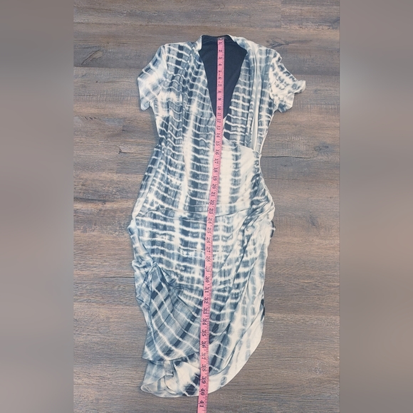 🔥 Faux Wrap Black and Gray Short Sleeved Tie Dye Dress - Picture 10 of 12